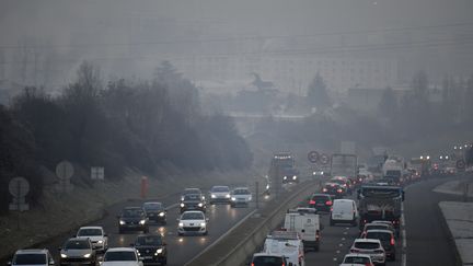 Des bouchons à Lyon, le 24 janvier 2017. (PHILIPPE DESMAZES / AFP)