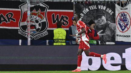 Abdallah Sima célèbre son but lors du match de Ligue des champions contre Salzbourg, le 1er octobre 2024. (KERSTIN JOENSSON / AFP)