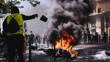 Des véhicules incendiés sur la place de la République, samedi 20 avril 2019 à Paris. (MARIE MAGNIN / HANS LUCAS / AFP)