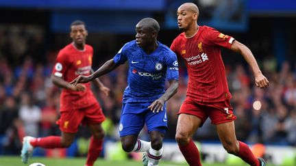 Le milieu de terrain français N'Golo Kanté portant le maillot de Chelsea&nbsp;avec le Brésilien de Liverpool&nbsp;Fabinho, pendant un match de Premier League anglaise, le 22 septembre 2019. (BEN STANSALL / AFP)