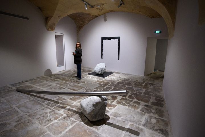 Une salle de l'hôtel de Vernon à Arles, où Lee Ufan a installé son nouvel espace d'expositions (13 avril 2022) (CLEMENT MAHOUDEAU / AFP)