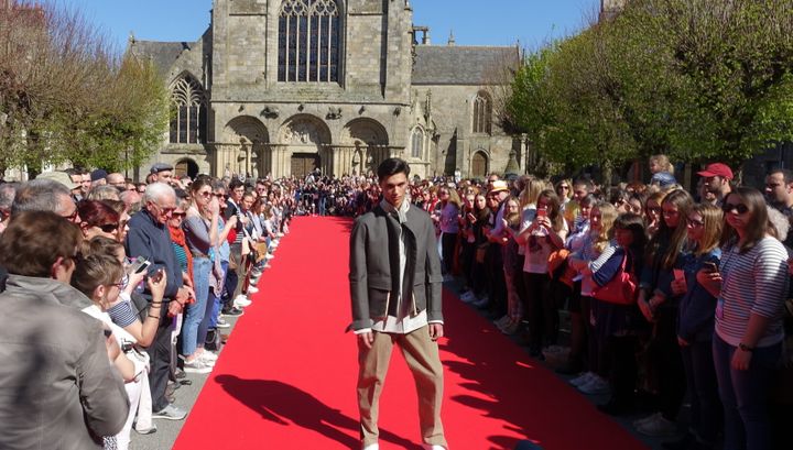 Défilé des créateurs en lice au Festival international des jeunes créateurs de mode, place Saint sauveur à Dinan, 8 avril 2017
 (Corinne Jeammet)