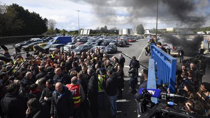 Emmanuel Macron à l'extérieur de l'usine Whirlpool, à Amiens, le 26 avril 2017.&nbsp; (ERIC FEFERBERG / AFP)