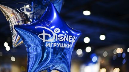 Un ballon Disney à&nbsp;Moscou (Russie), le 3 décembre 2017. (RAMIL SITDIKOV / SPUTNIK / AFP)