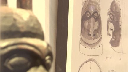 Des objets et dessins exposés au musée Hèbre à Rochefort en Charente-Maritime.&nbsp; (FRANCEINFO)