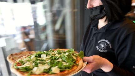 Une serveuse d'un restaurant Saint-Étienne (illustration). (RÉMY PERRIN / MAXPPP)