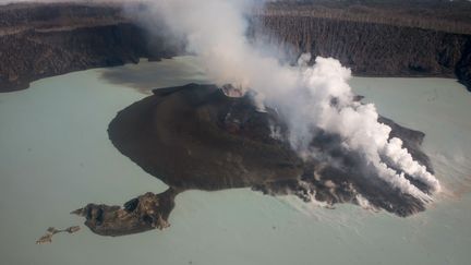 Un panache de cendres s'élève au-dessus du volcan Manaro Voui, sur l'île d'Ambae (Vanuatu), le 30 septembre 2017. (DAN MCGARRY / VANUATU DAILY POST / AFP)