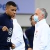 Kylian Mbappé et Didier Deschamps, lors du déplacement des Bleus au Kazakhstan, le 27 mars 2021 (FRANCK FIFE / AFP)