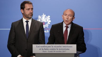 Le ministre de l'Intérieur, Gérard Collomb, et le porte-parole du gouvernement, Christophe Castaner, lors d'un point presse à l'Elysée, le 30 octobre 2017.&nbsp; (CHRISTOPHE ENA / POOL / AFP)