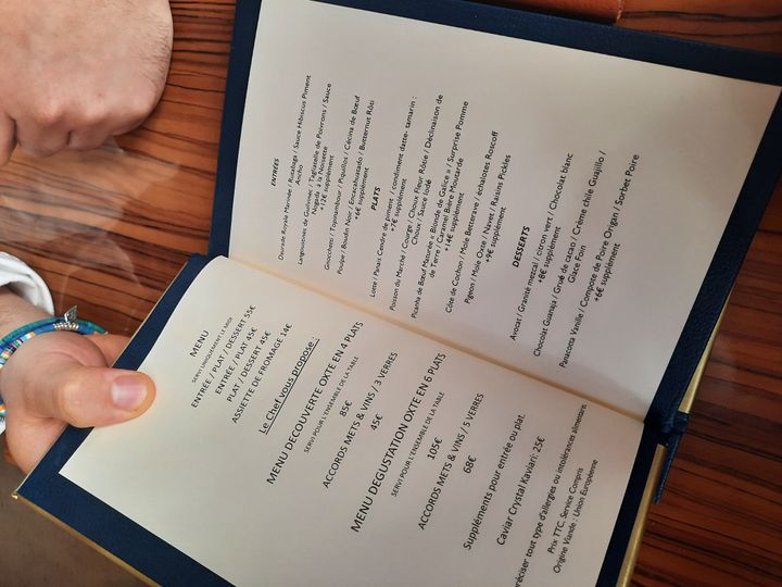 Le menu du restaurant étoilé Oxte. (AGATHE MAHUET / RADIO FRANCE)