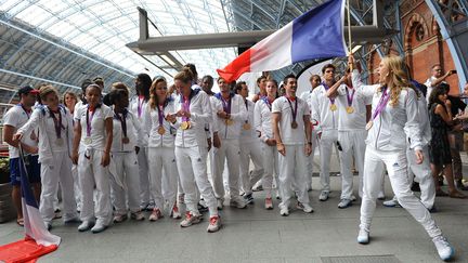 En attendant l'Eurostar qui doit les ramener en France, les athl&egrave;tes tricolores patientent dans la gare de Londres-Saint-Pancras, chauff&eacute;s &agrave; blanc par la championne de taekwondo Marl&egrave;ne Harnois. (TONY KYRIACOU / REX / SIPA)