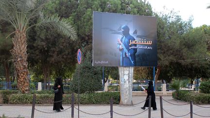 Raqqa capitale de Daech, sur le panneau on peut lire  "Nous allons gagner, malgré la coalition internationale" (novembre 2014) (AFP/Raqqa media cente)