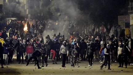 Affrontements entre jeunes et forces de l'ordre à Ettadhamen, dans la banlieue de Tunis, le 18 janvier 2021.
 (FETHI BELAID / AFP)