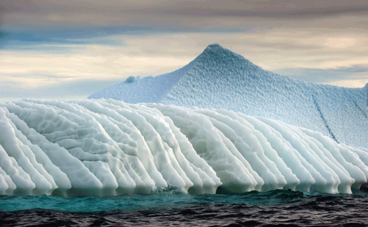 La côte abrite une grande concentration d'icebergs. (THIERRY SUZAN / GEO)