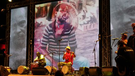 Le maître Ka guadeloupéen, connu sous le nom de Vélo, dont la photo est projetée en fond du concert de Majò O Ka. (SOPHIE JOUVE/FRANCE TV INFO)