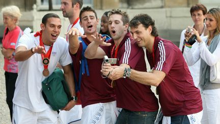 Les selfies, c'est tellement 2008. La preuve avec C&eacute;dric Paty, Guillaume Gille et J&eacute;r&ocirc;me Fernandez (de gauche &agrave; droite, en rouge). (PIERRE VERDY / AFP)