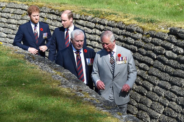 Le Prince Charles, suivi du Gouverneur général du Canada David Johnston, et des princes William et Harry, marchent dans une tranchée au Mémorial canadien de Vimy (9 avril 2017)
 (Philippe Huguen / Pool / AFP)