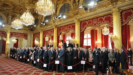 Dans la salle des f&ecirc;tes du palais de l'Elys&eacute;e, les invit&eacute;s attendent le premier discours du pr&eacute;sident Fran&ccedil;ois Hollande. (BERTRAND LANGLOIS / AFP)