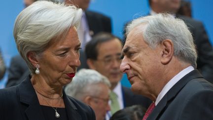 Christine Lagarde, l'actuelle directrice du FMI, et son pr&eacute;d&eacute;cesseur, Dominique Strauss-Kahn, sont critiqu&eacute;s par un &eacute;conomiste de l'institution, r&eacute;v&egrave;le CNN le 20 juillet 2012. (NICHOLAS KAMM / AFP)