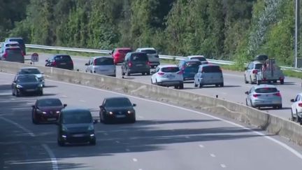 C'est le week-end du 15 août, et les Français sont nombreux sur les routes. Bison futé classe la journée du samedi 13 en rouge dans tout l'Hexagone, et noire autour de la Méditerranée. Le journaliste Hugo Chapelon fait le point sur l'A7, au niveau de l'aire de Portes-lès-Valence. (FRANCE 3)