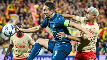 Les joueurs du PSV et de Lens au duel en Ligue des champions, le 24 octobre 2023, à Bollaert. (MATTHIEU MIRVILLE / AFP)