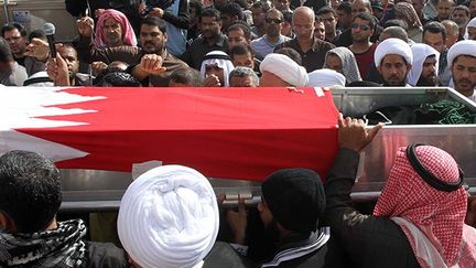 Des Bahreïnis chiites opposants au régime portent le cercueil d'un manifestant tué par un policier le 18 février 2011. (AFP / PHOTO-STR)