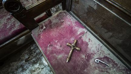 Une photographie de l'intérieur de l'église Saint-Pierre et Saint-Paul après l'explosion qui a fait au moins 25 morts au sein de la communauté copte orthodoxe, le 11 décembre 2016 au Caire, en Egypte. 
 (KHALED DESOUKI / AFP)