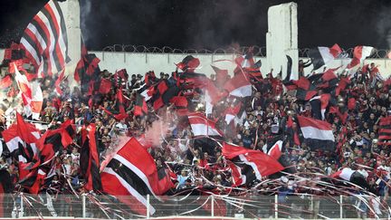 Des supporters de l'USMA&nbsp;(Union sportive de la medina d'Alger), à Alger en octobre 2015 (photo d'illustration). (BILLAL BENSALEM                          / MAXPPP)