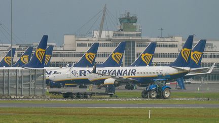 Des appareils de la companie aérienne Ryanair à l'aéroport de Dublin (Irlande), le 24 janvier 2021. (ARTUR WIDAK / NURPHOTO / AFP)