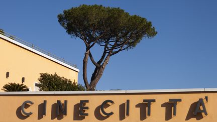 L'entrée des studios de la Cinecittà à Rome, le 19 novembre 2021. (LAURENT EMMANUEL / AFP)