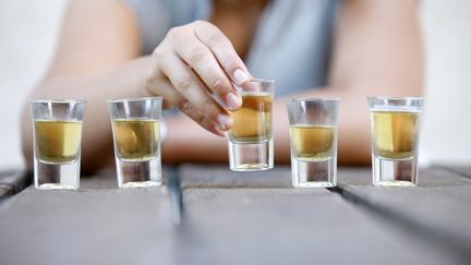 L'alcool est, selon l'&eacute;tude, la "substance psychoactive la plus pr&eacute;cocement exp&eacute;riment&eacute;e &agrave; l'adolescence". (PASCAL DELOCHE / GODONG / PHOTONONSTOP / AFP)