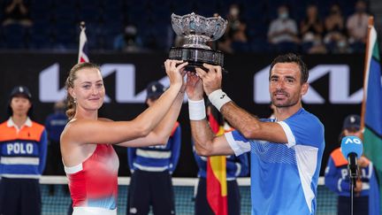 La Française Kristina Mladenovic et le Croate Ivan Dodig&nbsp;ont remporté la&nbsp;finale du double mixte de l'Open d'Australie, contre les Australiens Jaimee Fourlis et Jason Kubler, le 28 janvier 2022.&nbsp; (BRANDON MALONE / AFP)