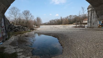 La rivière la Drôme, à Livron-sur-Drôme, asséchée, le 3 mars 2023. (FABRICE HEBRARD / MAXPPP)