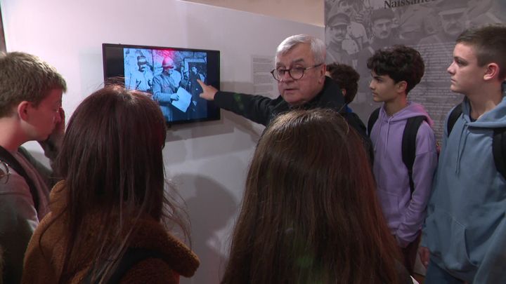 Le journaliste Hervé Brusini est le commissaire d'exposition du parcours "Albert Londres et l'image" présenté à l'hôtel du Doyen de Bayeux (Calvados) (France 3 Normandie)