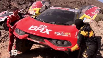 La onzième étape de ce Dakar a été marquée par un tournant dramatique pour le pilote français Sébastien Loeb. Alors qu'il était en lice pour la victoire finale, sa quête a été abruptement interrompue au kilomètre 132 de la course, suite à un impact violent contre un rocher.
Retrouvez l'essentiel de l'avant-dernière étape avec le résume auto moto.