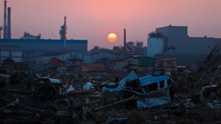 Soleil couchant le 13 avril 2011 sur le désastre du séisme du 11 mars dans la ville d'Ishinomaki, au nord-est du Japon (AFP/YASUYOSHI CHIBA)