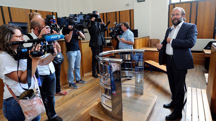 L'ancien maire de H&eacute;nin-Beaumont G&eacute;rard Dalongeville devant les journalistes &agrave; la cour de B&eacute;thune (Pas-de-Calais), le 19 ao&ucirc;t 2013.  (PHILIPPE HUGUEN / AFP)