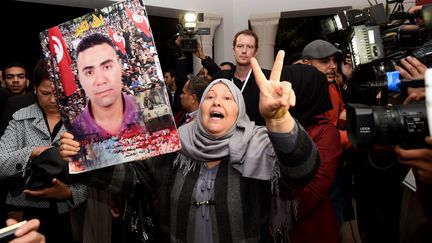 Une mère de victime de tortures en Tunisie, avant le début de l'instance Vérité et Dignité, en novembre 2016.&nbsp; (FETHI BELAID / AFP)