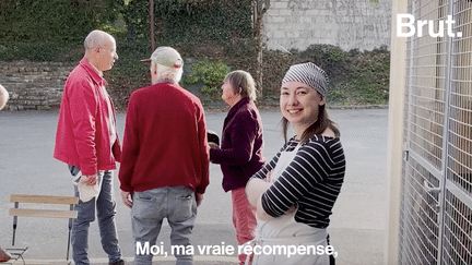 Laurette a 27 ans. Il y a 3 ans, elle a décidé de rouvrir la seule boulangerie de Coësmes, un village de 1500 habitants situé en Bretagne. Voici à quoi ressemblent ses journées. (Brut.)