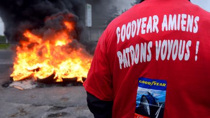 Un salari&eacute; de l'usine Goodyear d'Amiens-Nord, le 3 juin 2013 &agrave; Amiens (Somme). (DENIS CHARLET / AFP)