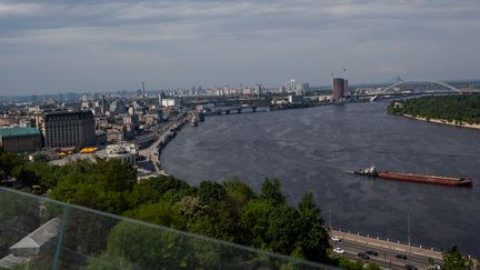 Vue générale de la ville de Kiev, en Ukraine, le 19 mai 2023. (SETH HERALD / ANADOLU AGENCY / AFP)