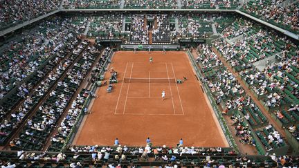 Rencontre sur le court Philippe Chartier entre les français Lucas Pouille et Julien Benneteau au tournoi Roland Garros 2017, le 28 mai 2017 à Paris. Rencontre remportée par Lucas Pouille en cinq sets 7-6[6], 3-6, 4-6, 6-3, 6-4.&nbsp; (LIONEL BONAVENTURE / AFP)