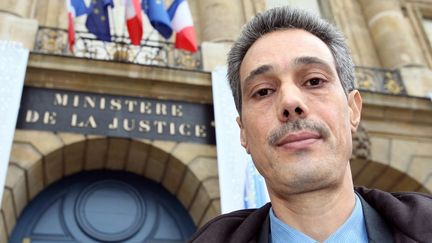 Omar Raddad arrive au ministère de la Justice, à Paris, le 1er décembre 2008. (MEHDI FEDOUACH / AFP)