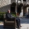 Un homme assis dans un fauteuil à l'extérieur du palais présidentiel du président syrien déchu Bachar al-Assad, à Damas (Syrie), le 8 décembre 2024. (OMAR HAJ KADOUR / AFP)