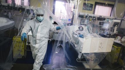 Un membre de l'équipe médicale de l'hôpital franco-britannique de Levallois-Perret (Hauts-de-Seine), le 9 avril 2020. (LUCAS BARIOULET / AFP)