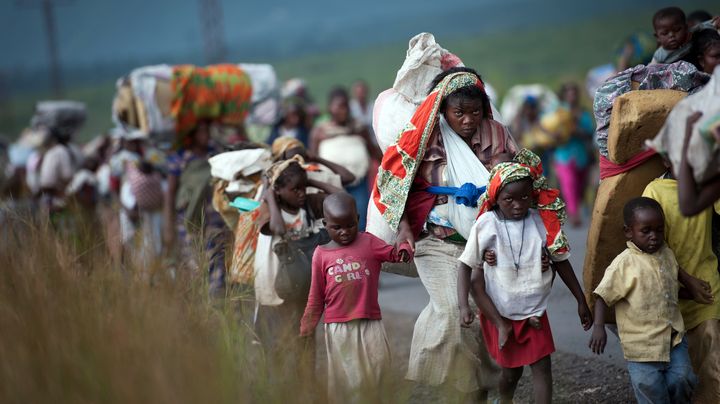 Des centaines de Congolais fuient la ville de Sake, dans l'est de la RD Congo, le 22 novembre 2012. (PHIL MOORE / AFP)