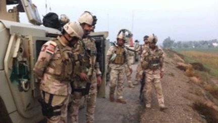 Le 10 novembre, des soldats de la 17e division d'infanterie rendent un vibrant hommage à un des leurs, tué par l'explosion d'une mine au bord de la route. Ils chantent : «Gloire à Ahmed le Shahid (le martyr).» (FTV/Stéphane Dubun)