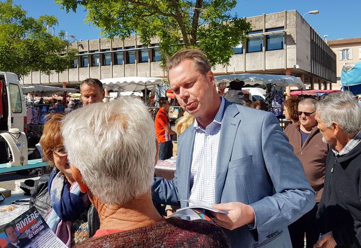 Jérôme Rivière, le 20 mai 2017, en campagne sur le marché de Brignoles (Var). (ILAN CARO / FRANCEINFO)