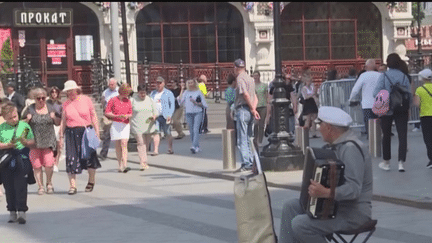 Alors qu'elle y patrouillait encore samedi 24 juin, l'organisation Wagner a quitté Rostov, en Russie, et ne menace plus Moscou. Les habitants se disent soulagés du retrait du groupe. Le calme semble être revenu. (franceinfo)