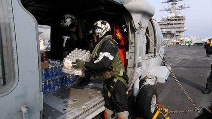 Sur le pont du porte-avion am&eacute;ricain "RSS Ronald Reagan", au large de Fukushima (Japon), le 14 mars 2011. (NAVY VISUAL NEWS SERVICE / AFP)